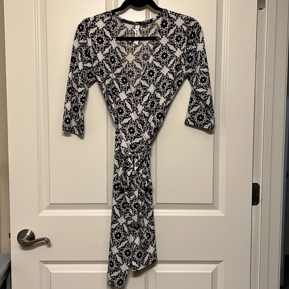 White and black pattern wrap dress, size small